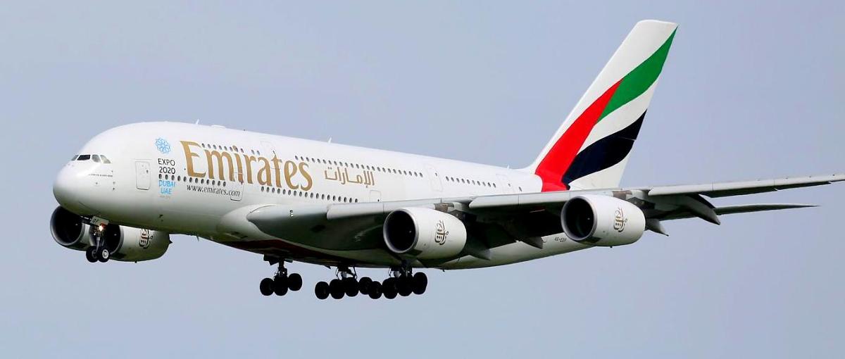 Foto: Flugzeug Emirates-Airline beim Anflug am Flughafen Dubai