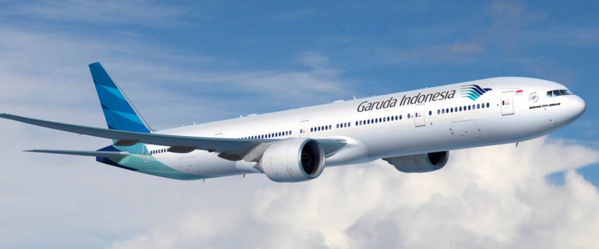 Foto: Flugzeug Garuda-Indonesia am Flughafen Bali