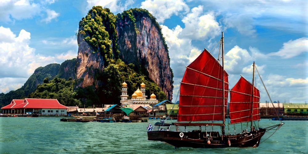 Dschunke June Bahtra auf Segelkreuzfahrt in der Phang Nga Bay bei Phuket (Thailand)